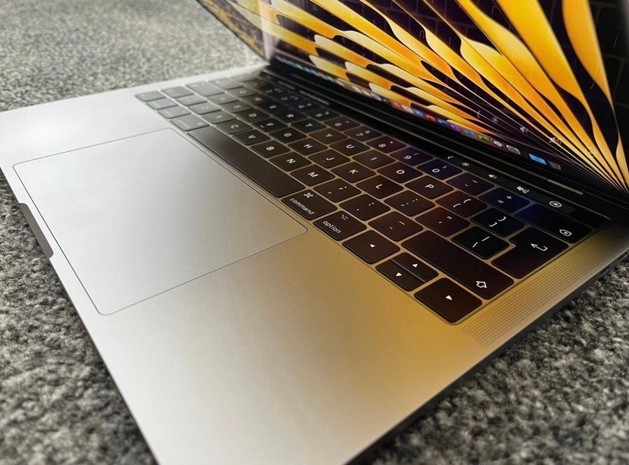 MacBook Pro 13-tums, M1, 2020 + Apple Care till 5th Aug 2025