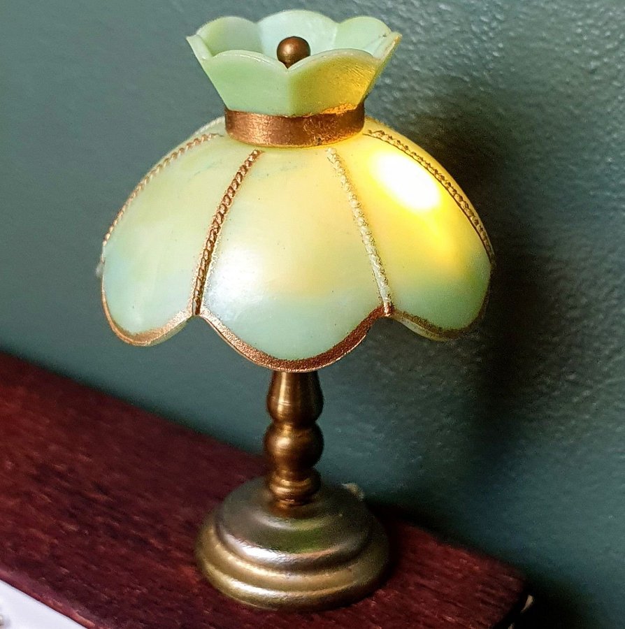 Vacker bordslampa från lundby. Vintage samlare retro tiffany mässing