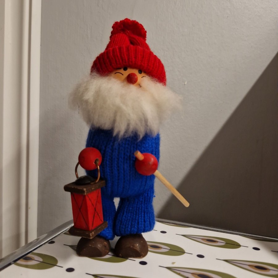 19cm - Tomte med lykta, i trä, hemslöjd