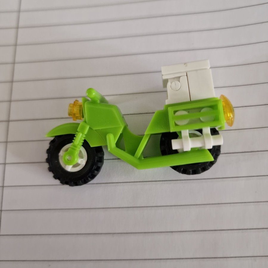 Lego scooter vespa moped pizzabud