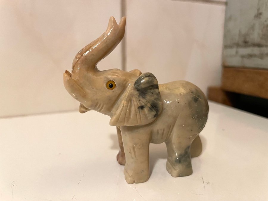 Elefant figurin i sten