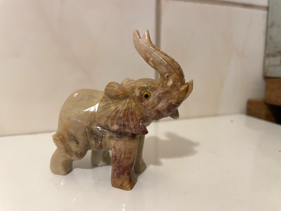 Elefant figurin i sten