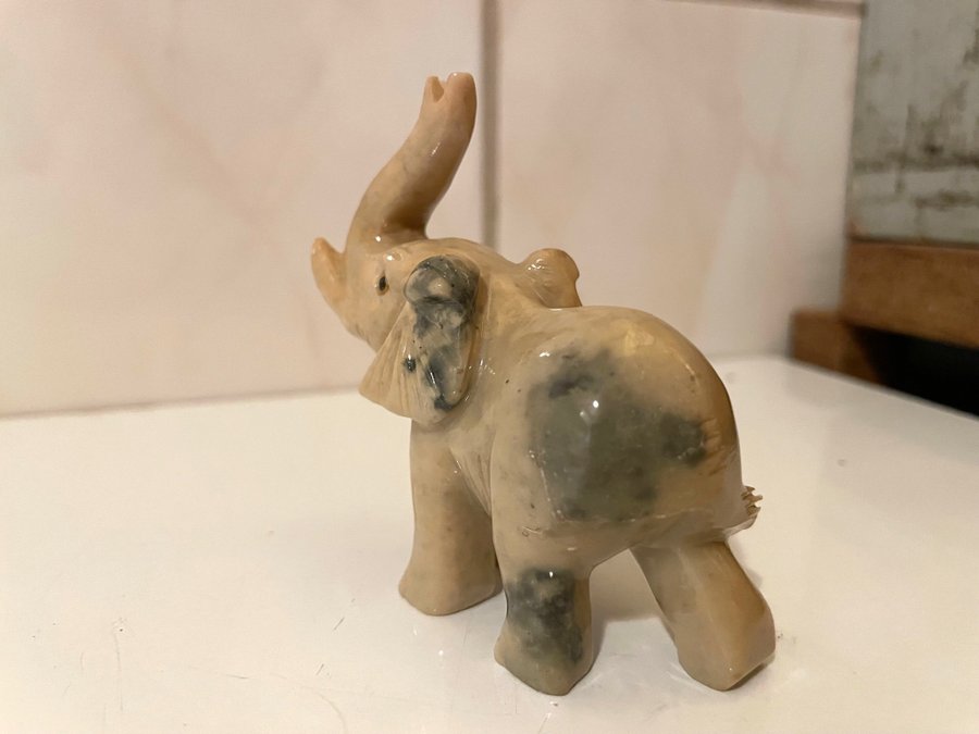 Elefant figurin i sten