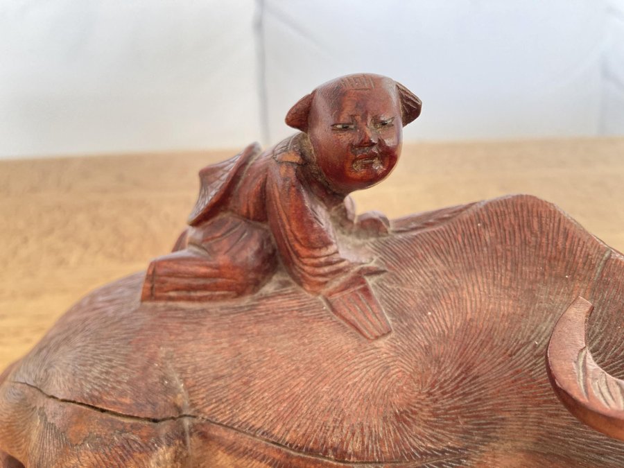 Figurin pojke på vattenbuffel snidat trä Kina 1900-tal Bra skick!