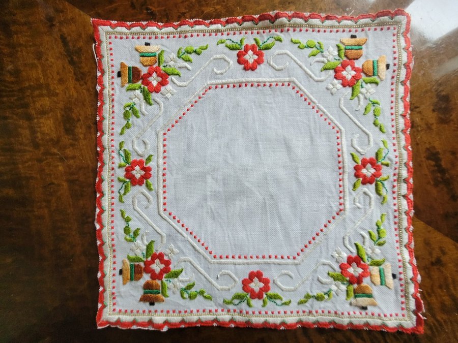 Söt retro handbroderad advent duk blommor klockor