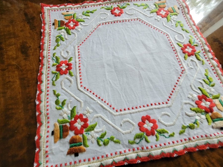 Söt retro handbroderad advent duk blommor klockor