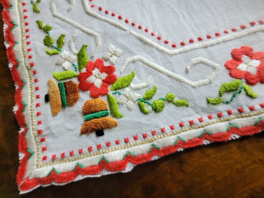 Söt retro handbroderad advent duk blommor klockor