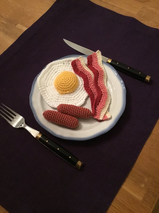 Hotellfrukost Ägg bacon prinskorv virkat leksak Homemade Virkad mat