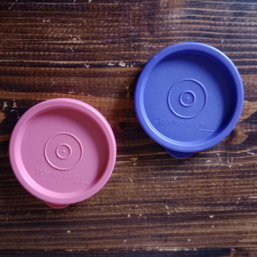 2st Tupperware bägare 3,5 dl med tätt lock lila rosa