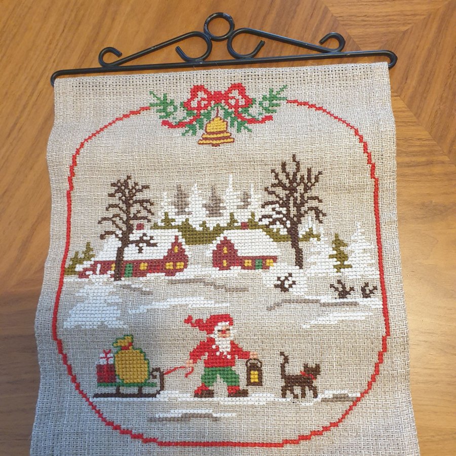 Broderad o välsydd Väggtavla med tomtemotiv 29×33 cm