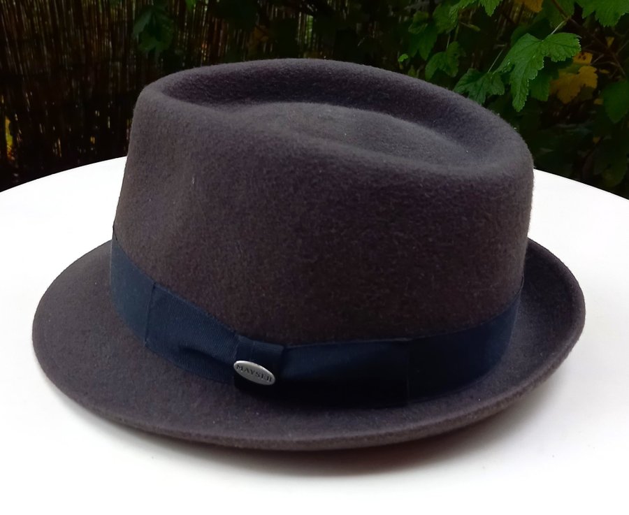 An iconic genuine classic mid-century MAYSER TROY Fedora felt hat unisex