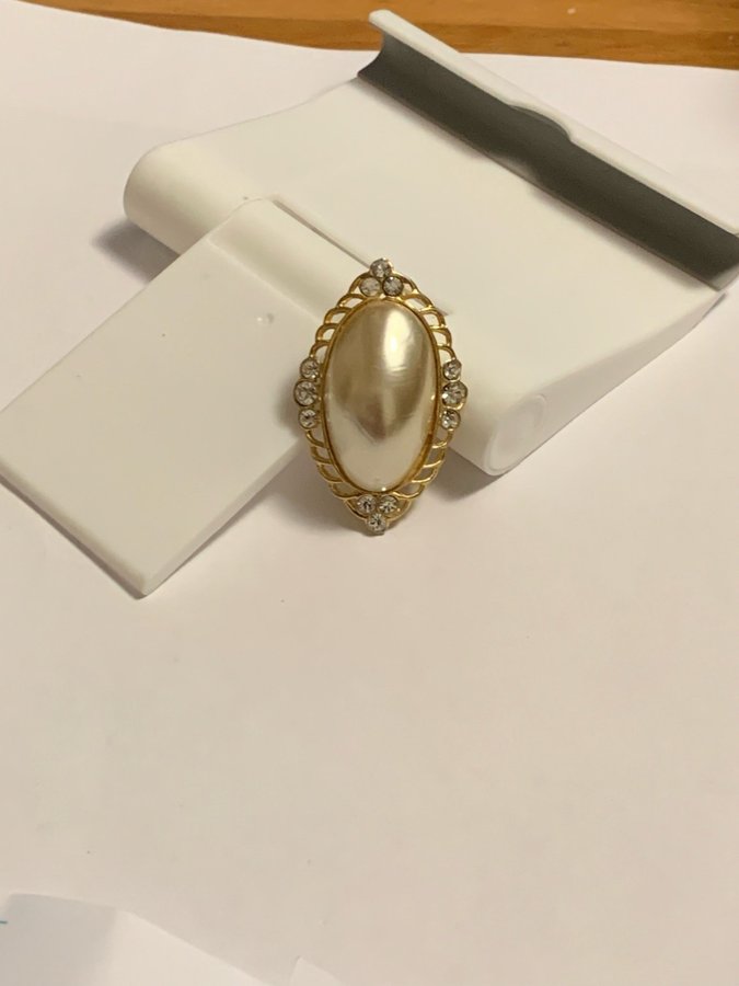 Golden Brooch with Big Faux Pearl and Clear Rhinestones 5x3cm