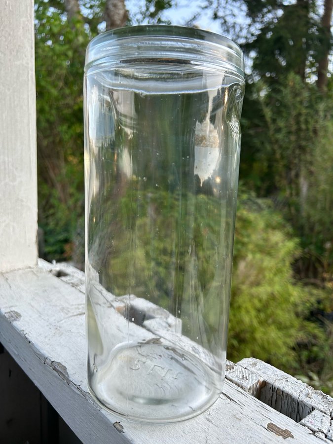 Glasburk med lock Kosta- gammalt pressglas- konserverings burk- förvaring