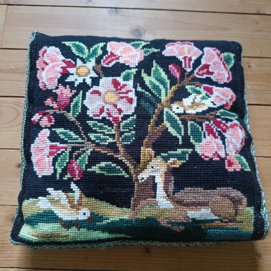 Gammal broderad kudde med motiv av blommor och rådjur/hjort