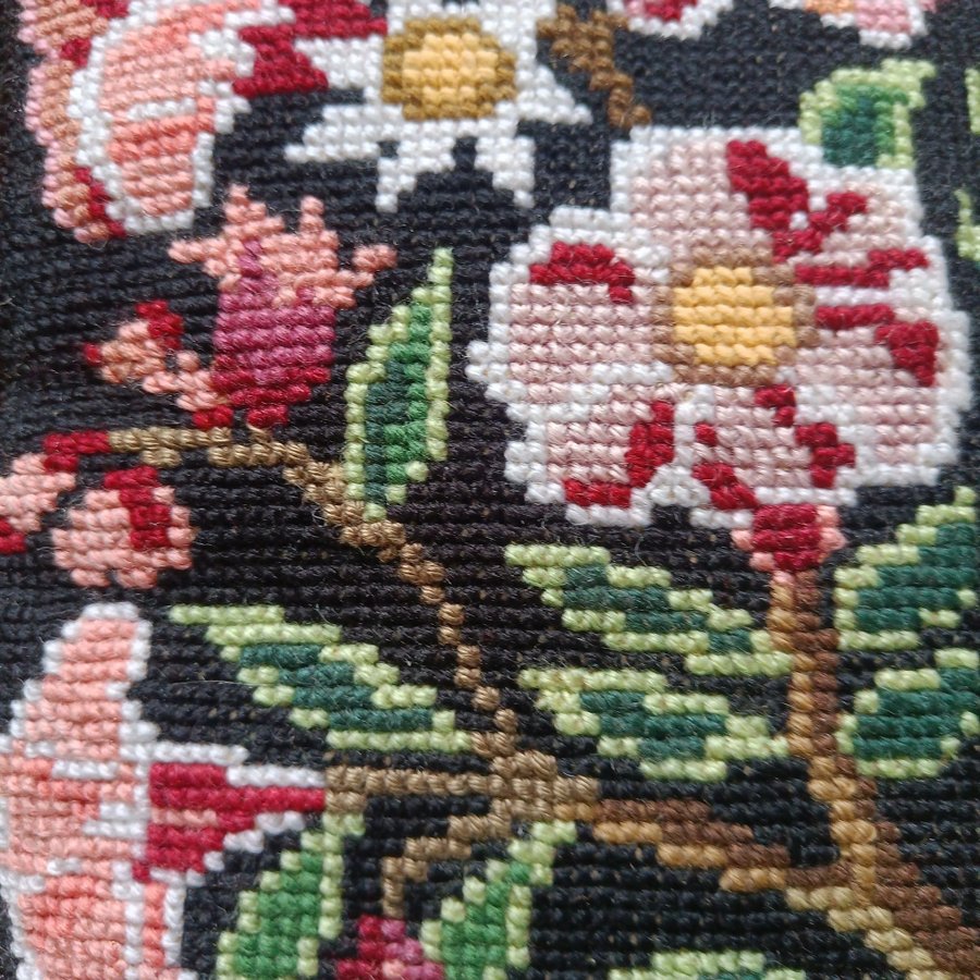 Gammal broderad kudde med motiv av blommor och rådjur/hjort