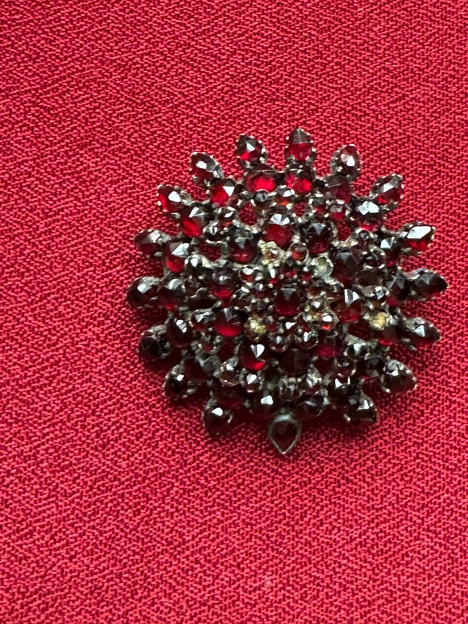 ANTIK BROSCH MED GRANATER från 1918 / antique handcrafted brooch with garnets