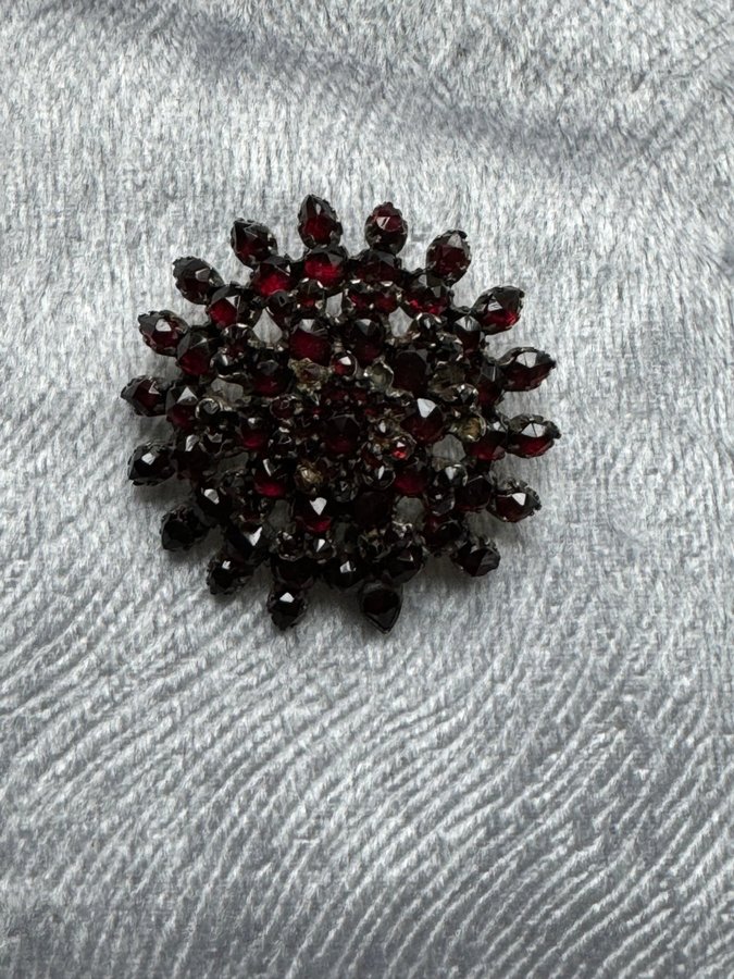 ANTIK BROSCH MED GRANATER från 1918 / antique handcrafted brooch with garnets