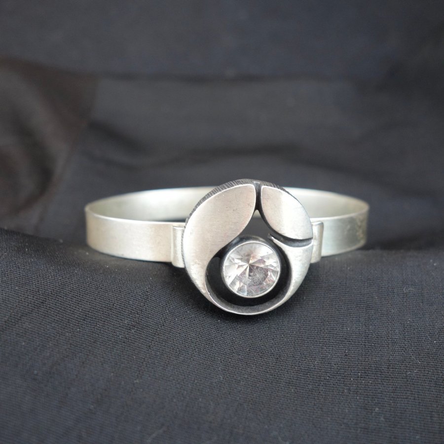 Armring I silver med bergkristall