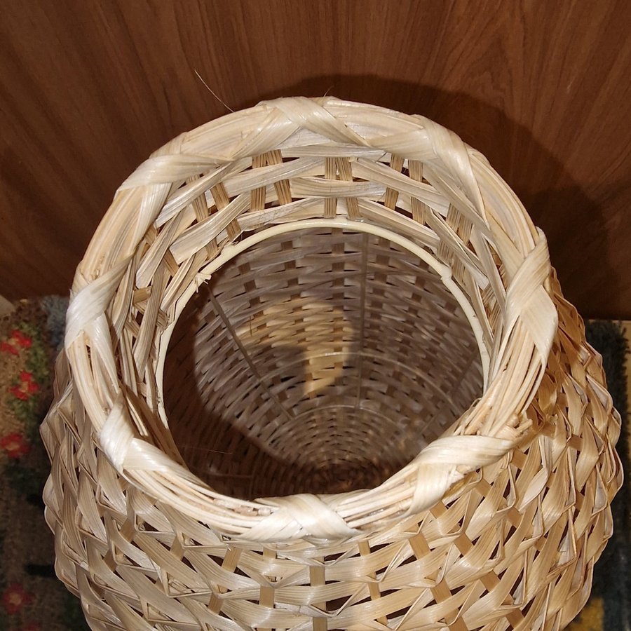 Fantastisk vas från Rotan ~ stort 24 cm × 50 cm Höjden ?handgjorda ~ fint värg