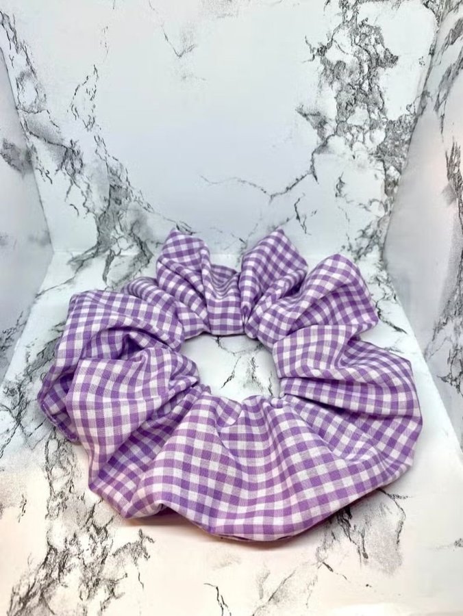 Ljuslila rutmönstrad överdimensionerad XXL Scrunchie snodd Enchanted Scrunch NY