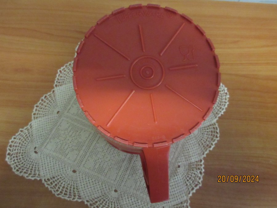 RETRO VINTGE TUPPERWARE STOR RÖD KANNA SAFTKANNA MED LOCK CA 23 LITER