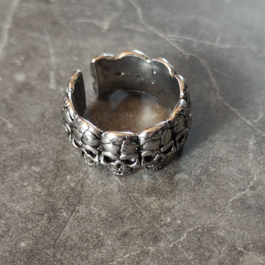 Ring med döskallar, goth, metal, hårdrock