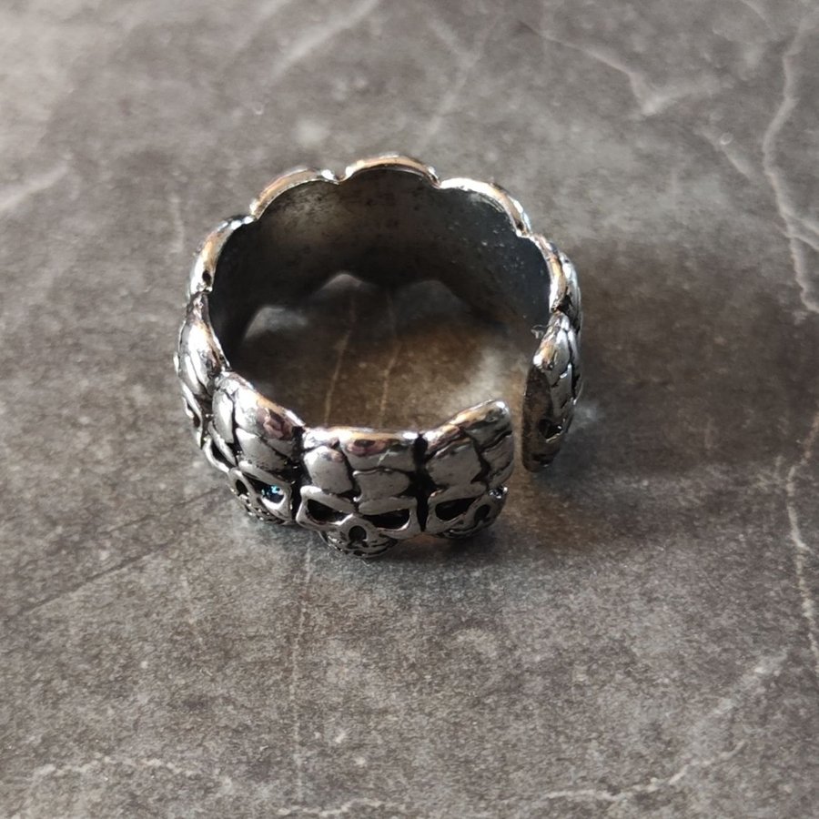 Ring med döskallar, goth, metal, hårdrock