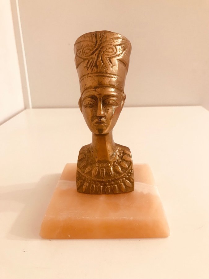 Skulptur mässing av Nefertiti på marmorsockel