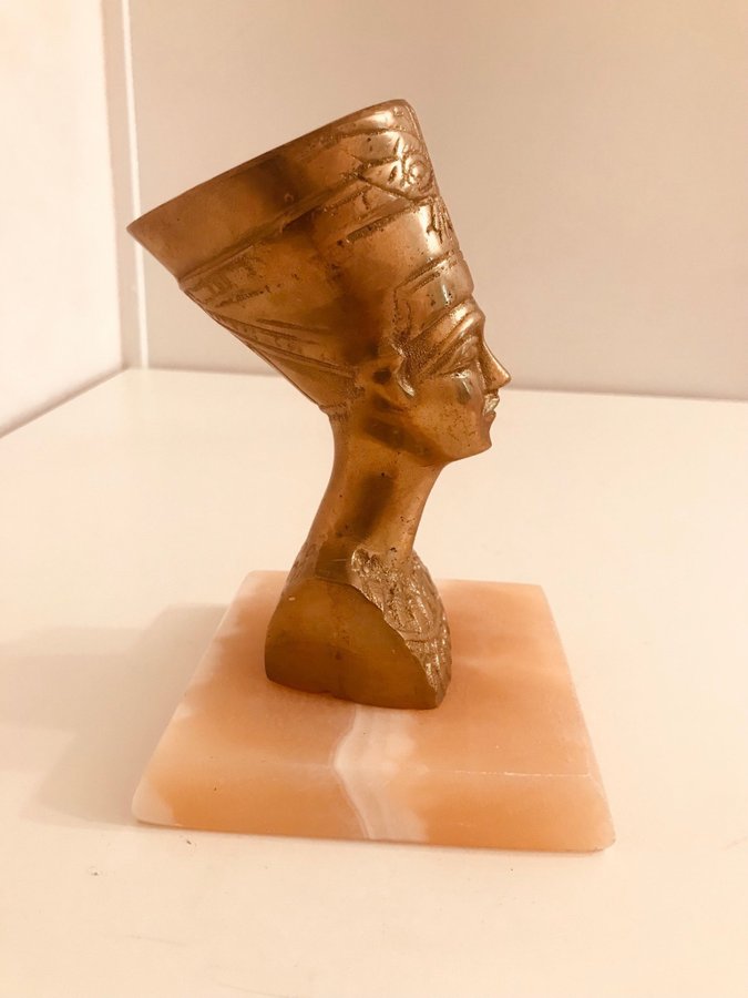 Skulptur mässing av Nefertiti på marmorsockel