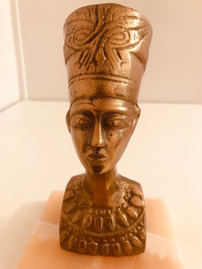 Skulptur mässing av Nefertiti på marmorsockel