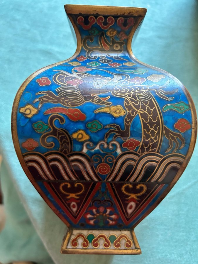 Vacker cloisonnevas med drakmotiv