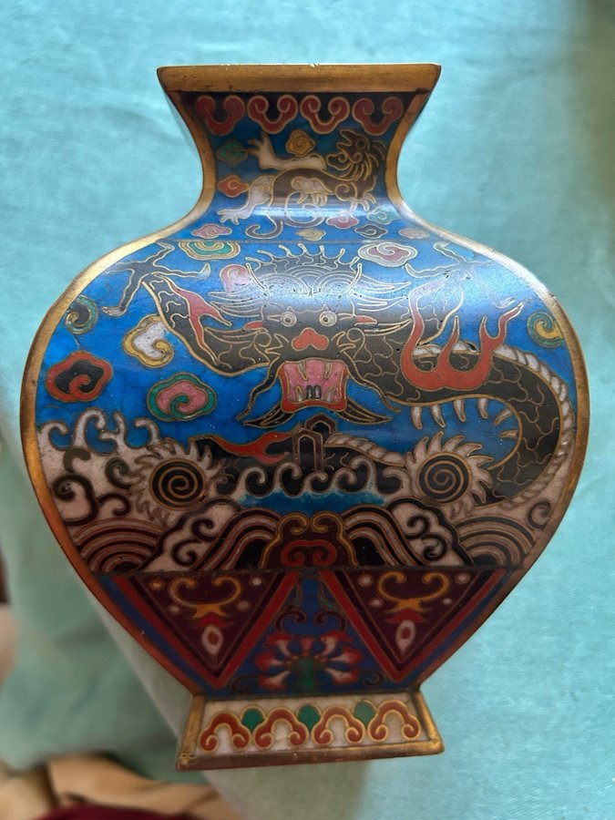 Vacker cloisonnevas med drakmotiv