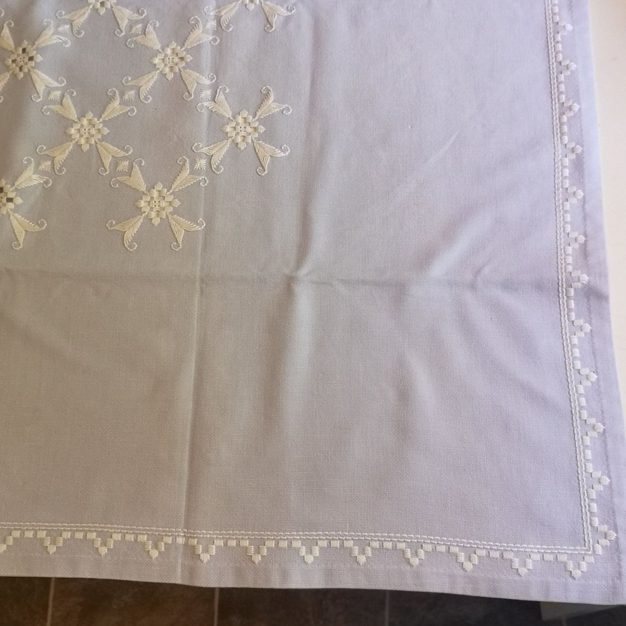 Handgjord Vintage hardanger broderad duk, 82x85cm.