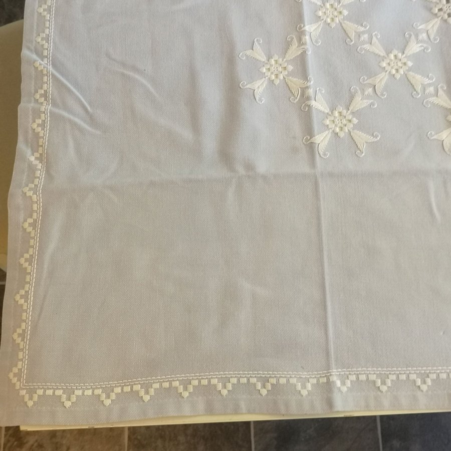 Handgjord Vintage hardanger broderad duk, 82x85cm.