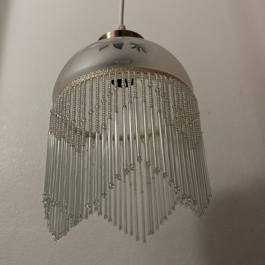 Fönsterlampa nr1. Taklampa med pärlfrans Pärlfranslampa