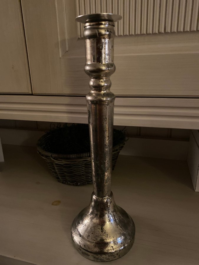 Ljusstake i fattigmanssilver.32cm hög.