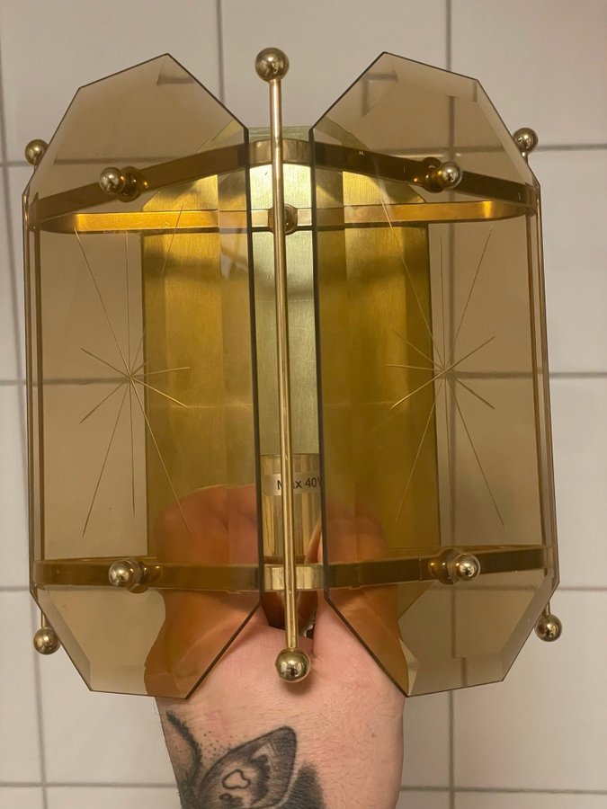 Vägglampa i mässing med glas