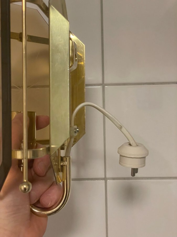 Vägglampa i mässing med glas