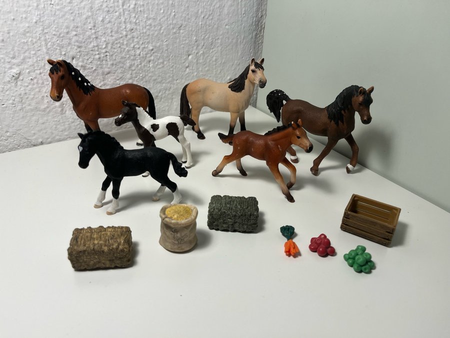 Schleich hästar med foder