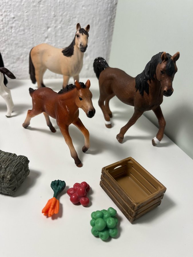 Schleich hästar med foder