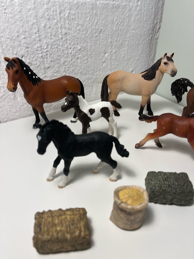 Schleich hästar med foder