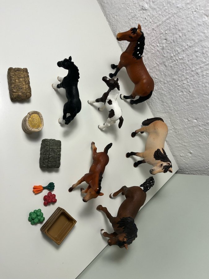 Schleich hästar med foder