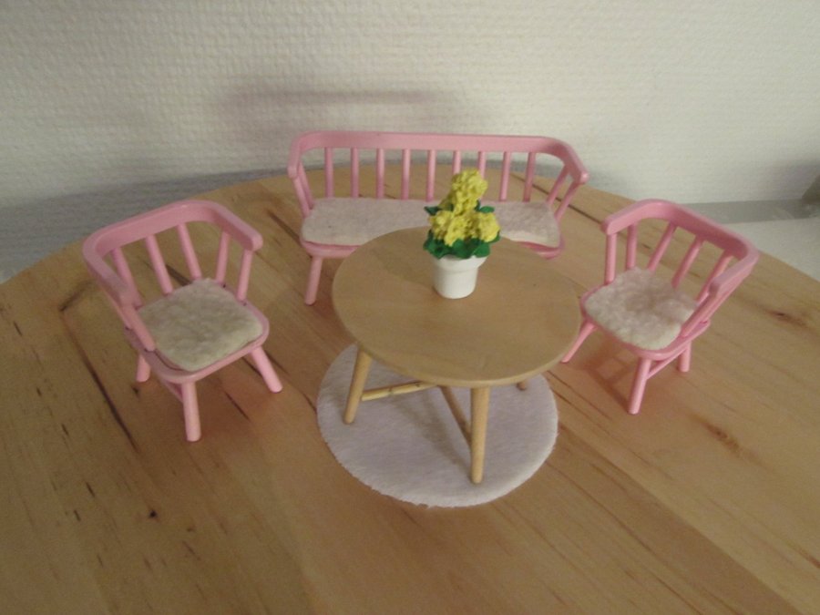 Lundby dockskåpsmöbler rosa matgrupp 5-del soffa bord 2 fåtöljer blomma