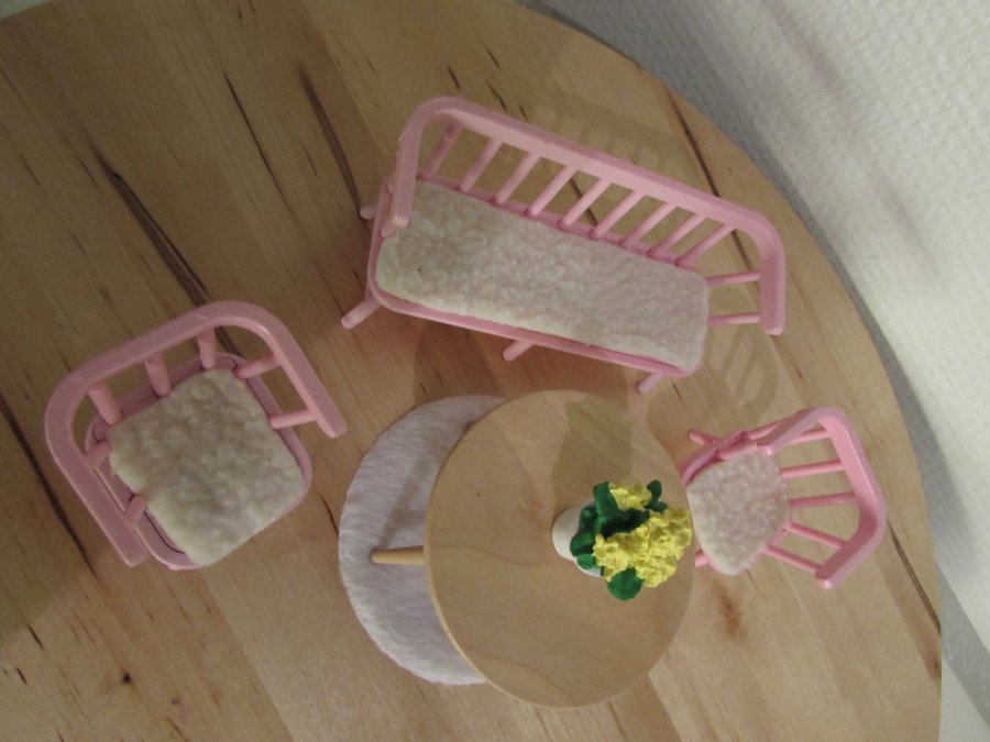 Lundby dockskåpsmöbler rosa matgrupp 5-del soffa bord 2 fåtöljer blomma