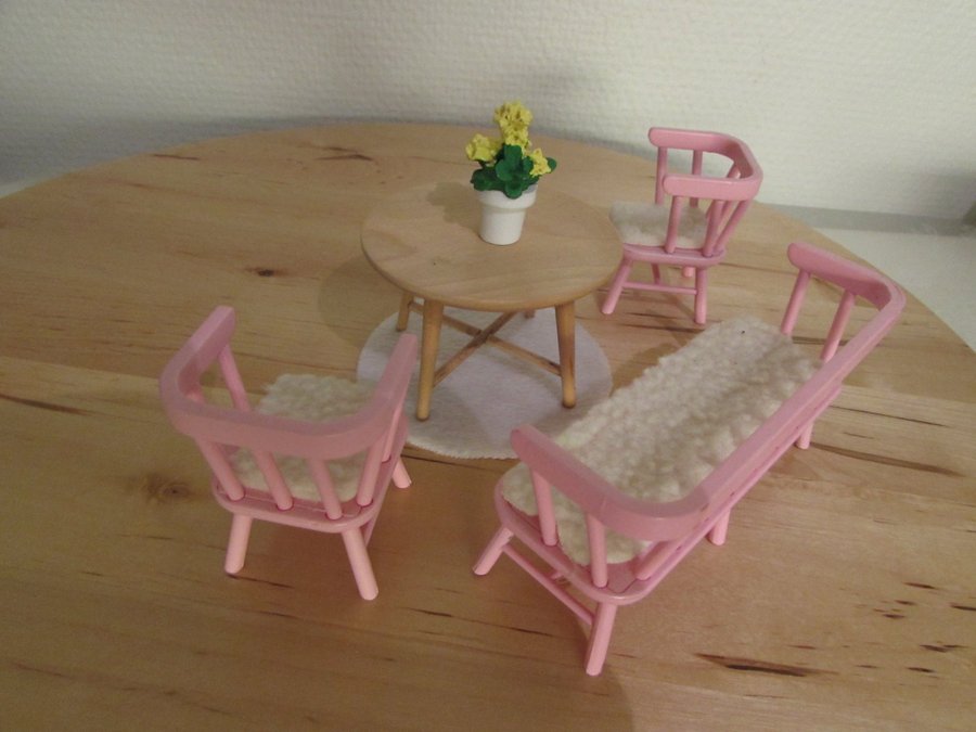 Lundby dockskåpsmöbler rosa matgrupp 5-del soffa bord 2 fåtöljer blomma