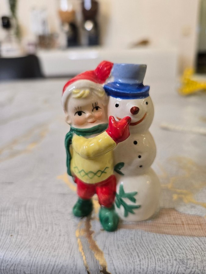 Retro tomte pojke med snögubbe