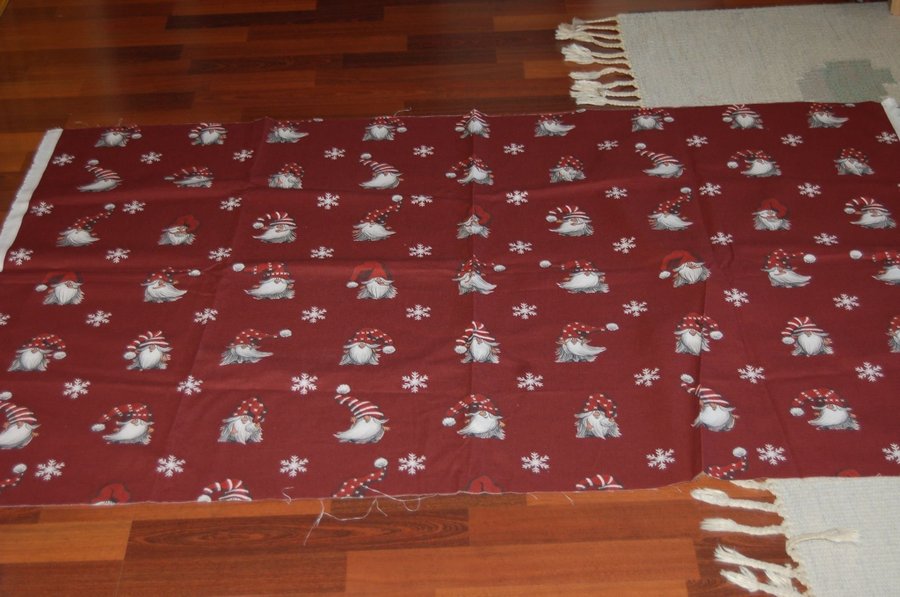 Stuvbit tyg Arvidssons textil, jultyg med tomtar, Julian  co. 95x150 cm.