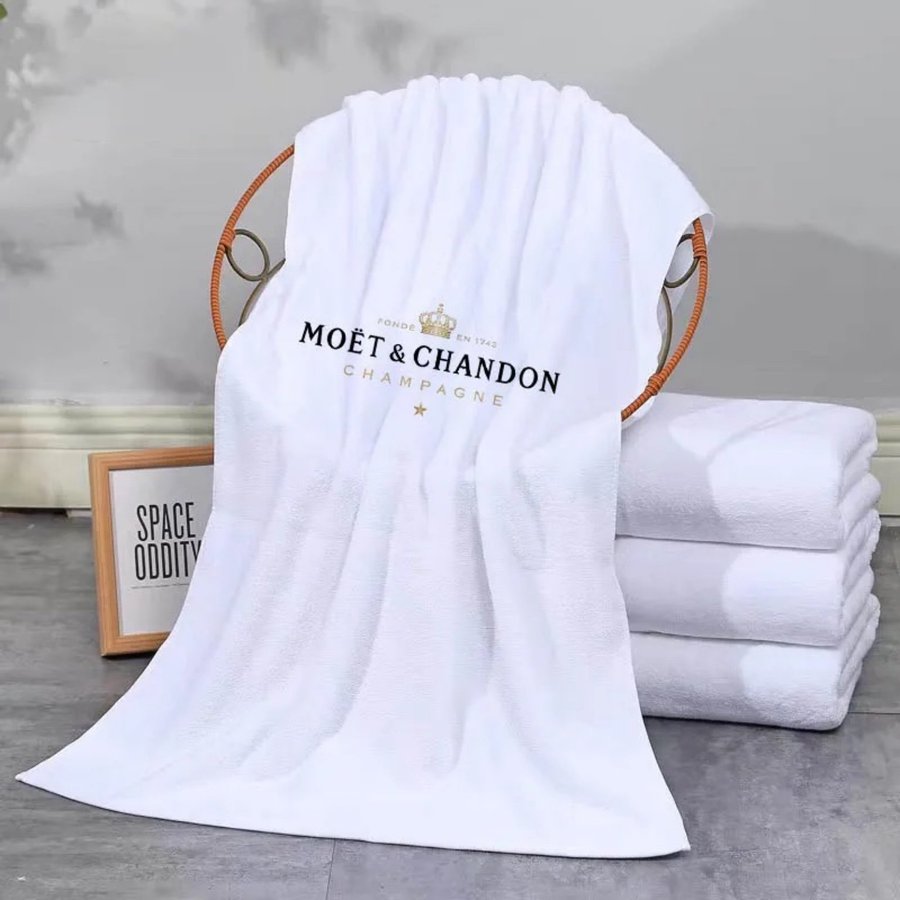 Ny Moet  Chandon badhandduk storlek 70X140 cm perfekt present!