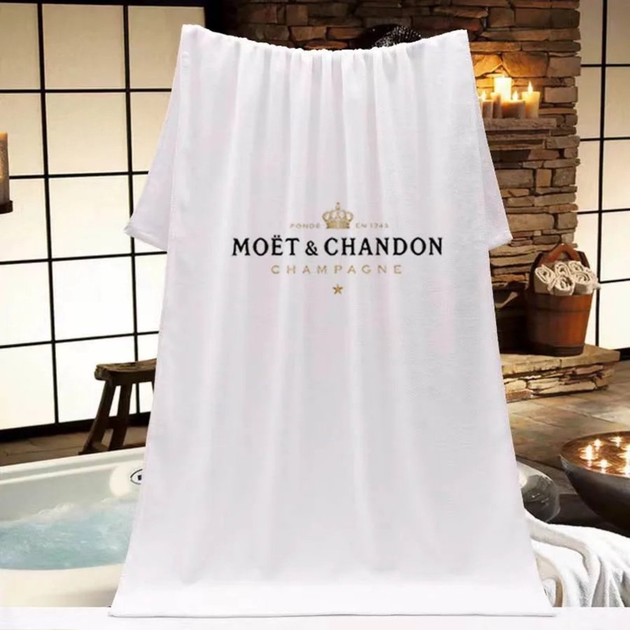 Ny Moet  Chandon badhandduk storlek 70X140 cm perfekt present!