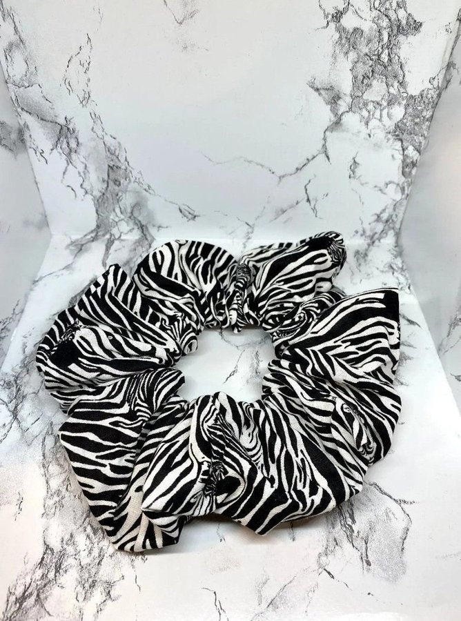 Zebramönstrad överdimensionerad XXL scrunchie hårsnodd Enchanted Scrunch NY